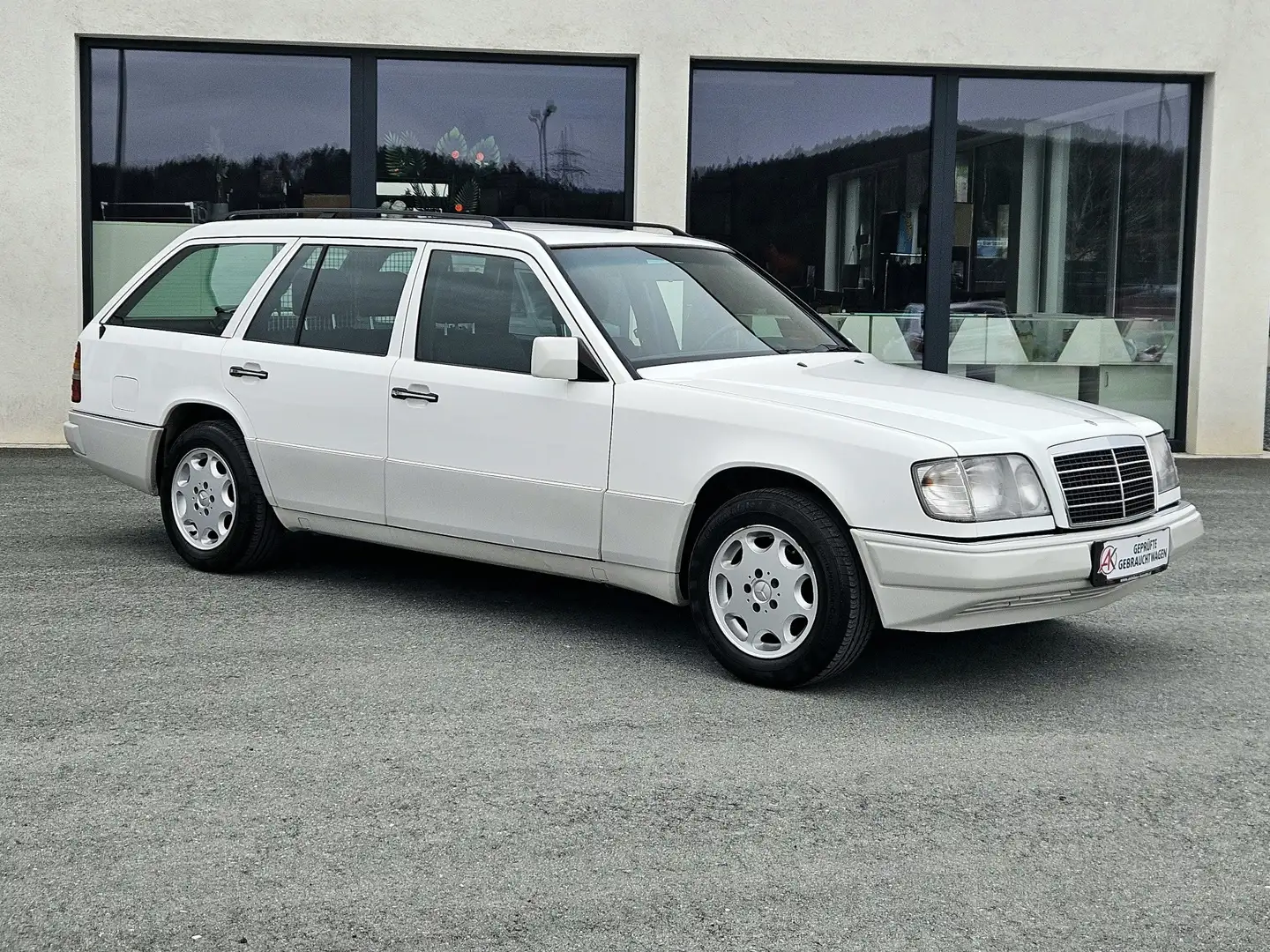 Mercedes-Benz E 220 E 220 T - 1