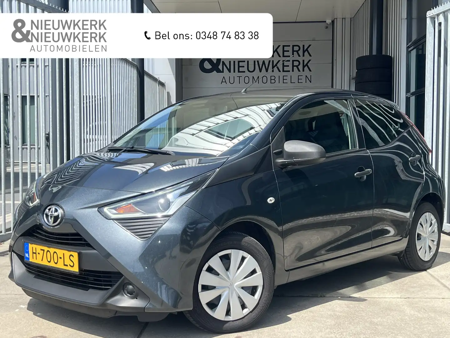 Toyota Aygo 1.0 VVT-i x-fun 5 Deurs | AIRCO | BLUETOOTH Grijs - 1