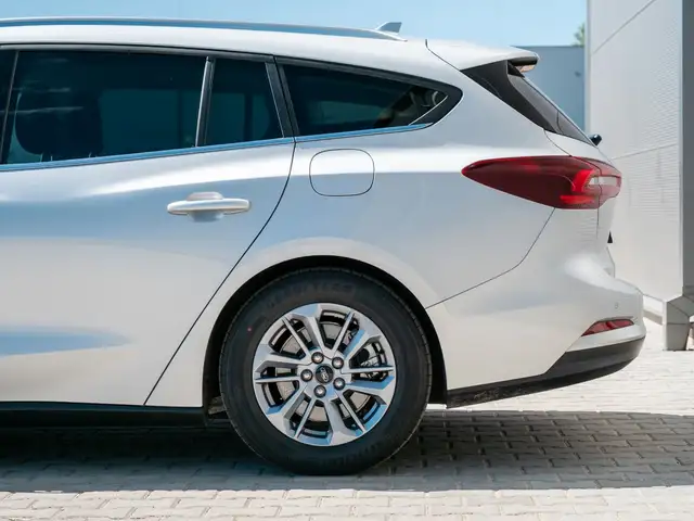 Ford Focus view 12