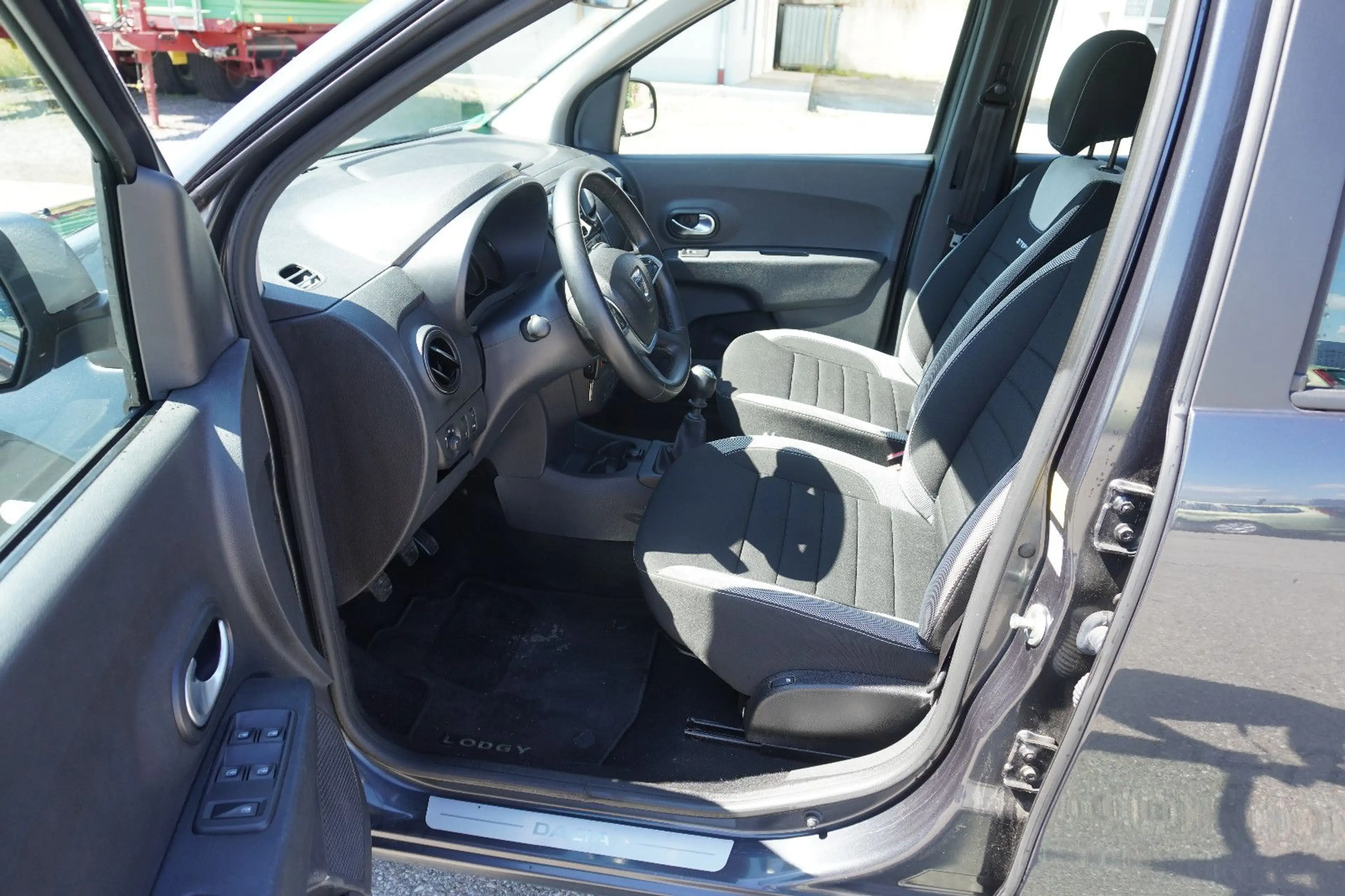 Dacia Lodgy Stepway 7 Sitzer NAV CAM Sitzhzg 1.Hand — photo 10