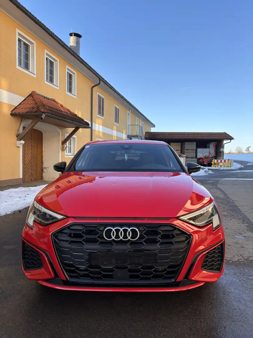 Audi A3 45 TFSI e S line Rot - 1