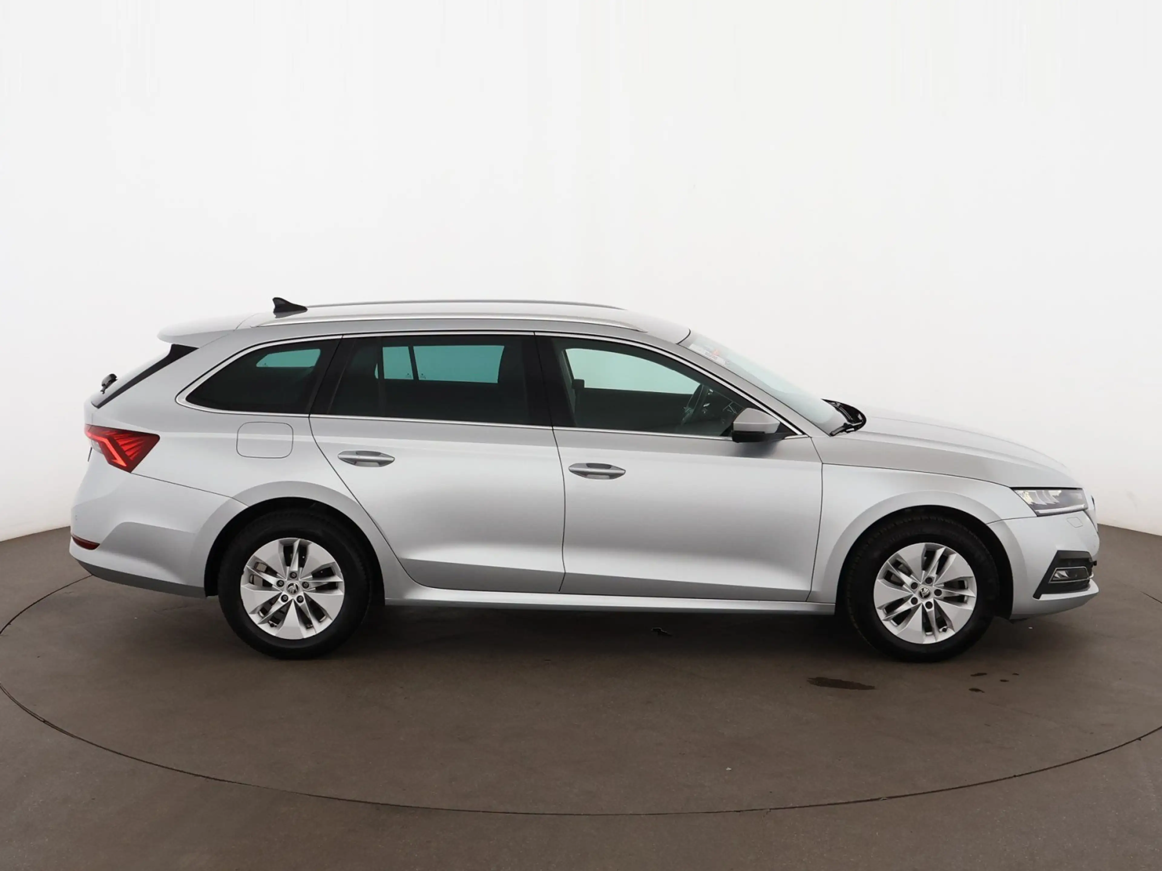 Skoda Octavia Combi 2.0 TDI Ambition Aut LED NAVI TEMP — photo 11