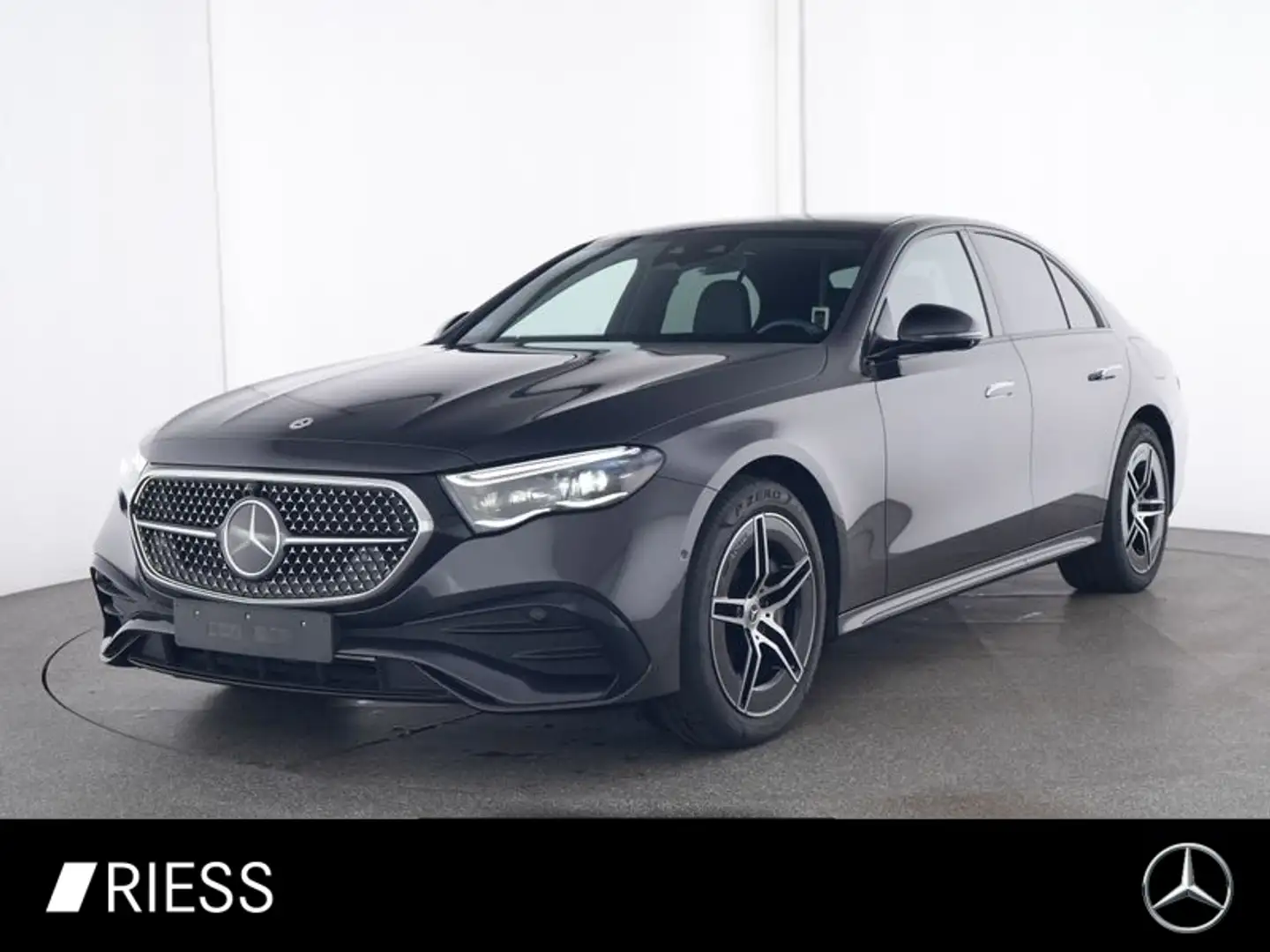 Mercedes-Benz E 300 e AMG Sport Night Distr Pano AHK W-Paket Grau - 1