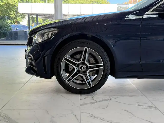 Mercedes-Benz 220 view 5