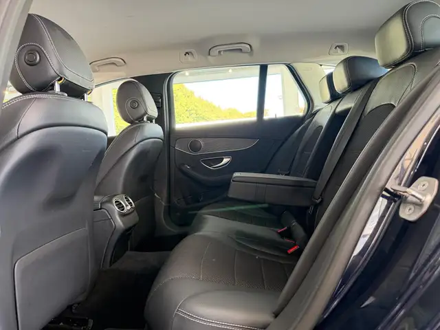 Mercedes-Benz 220 view 13
