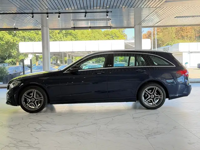 Mercedes-Benz 220 view 4