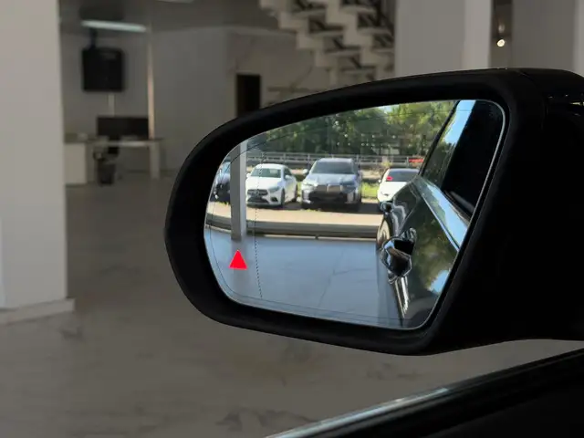 Mercedes-Benz 220 view 9