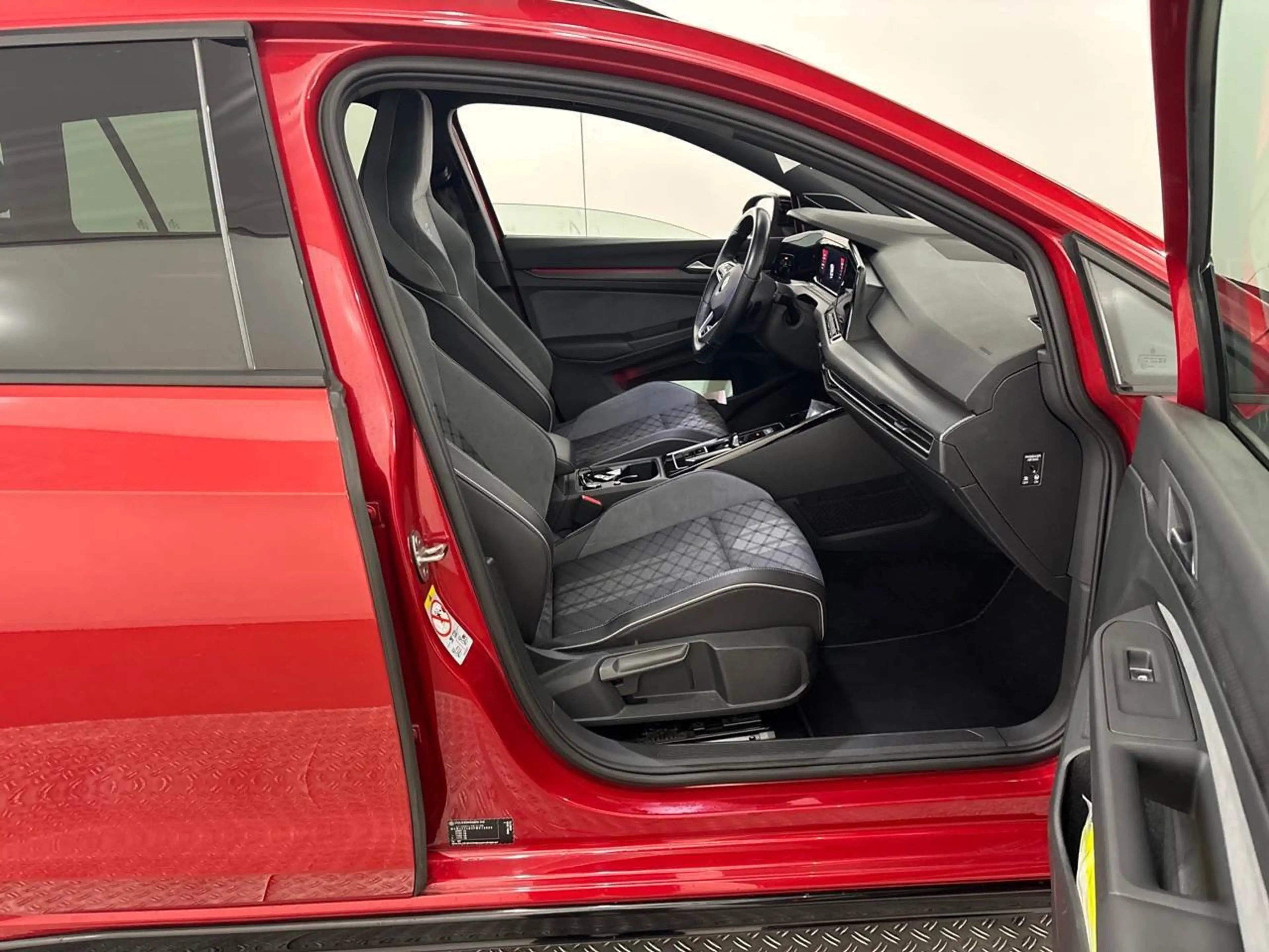 Volkswagen Golf VIII 2.0 TSI R-Line 4Motion Matrix — photo 9