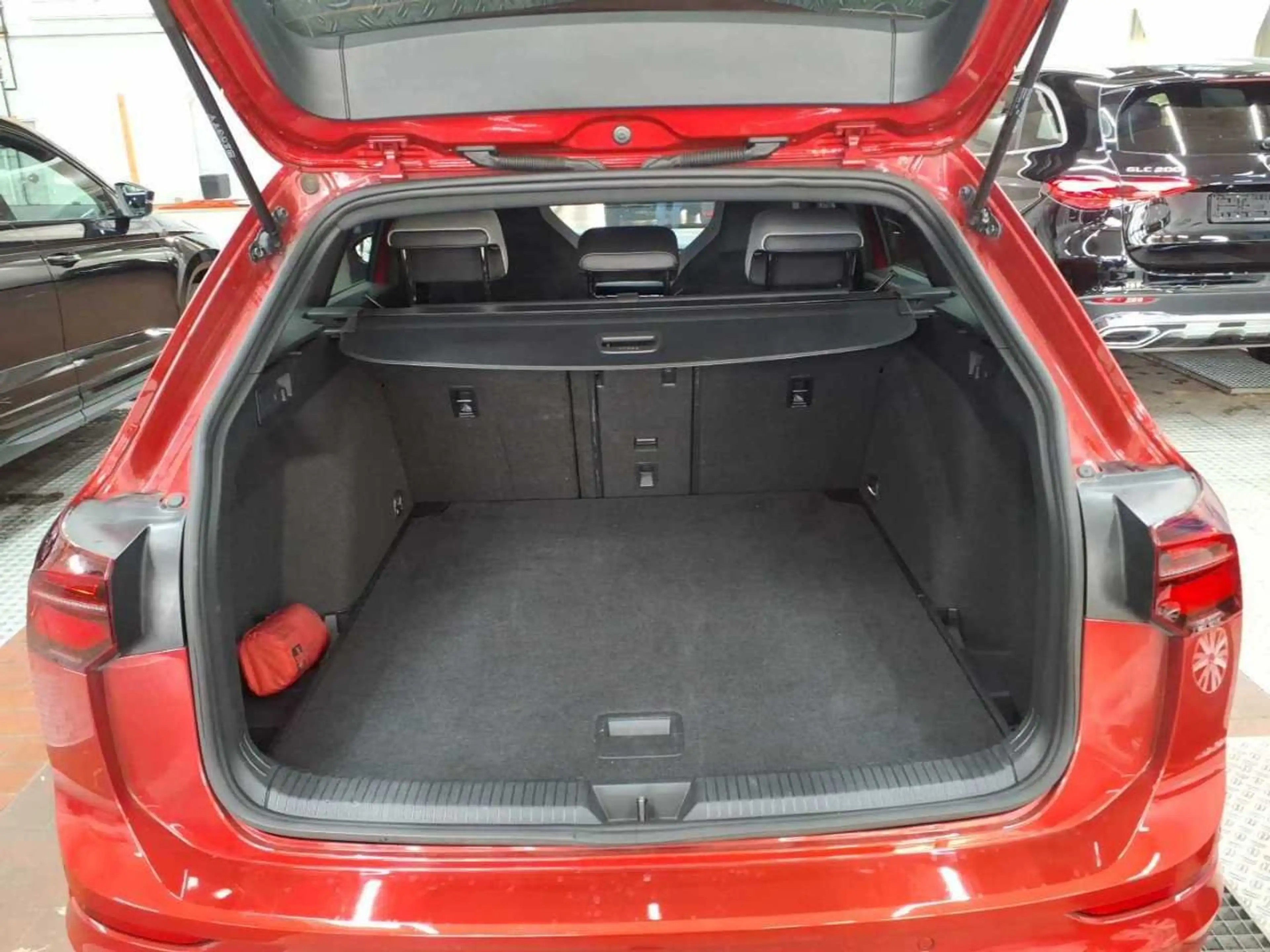 Volkswagen Golf VIII 2.0 TSI R-Line 4Motion Matrix — photo 13
