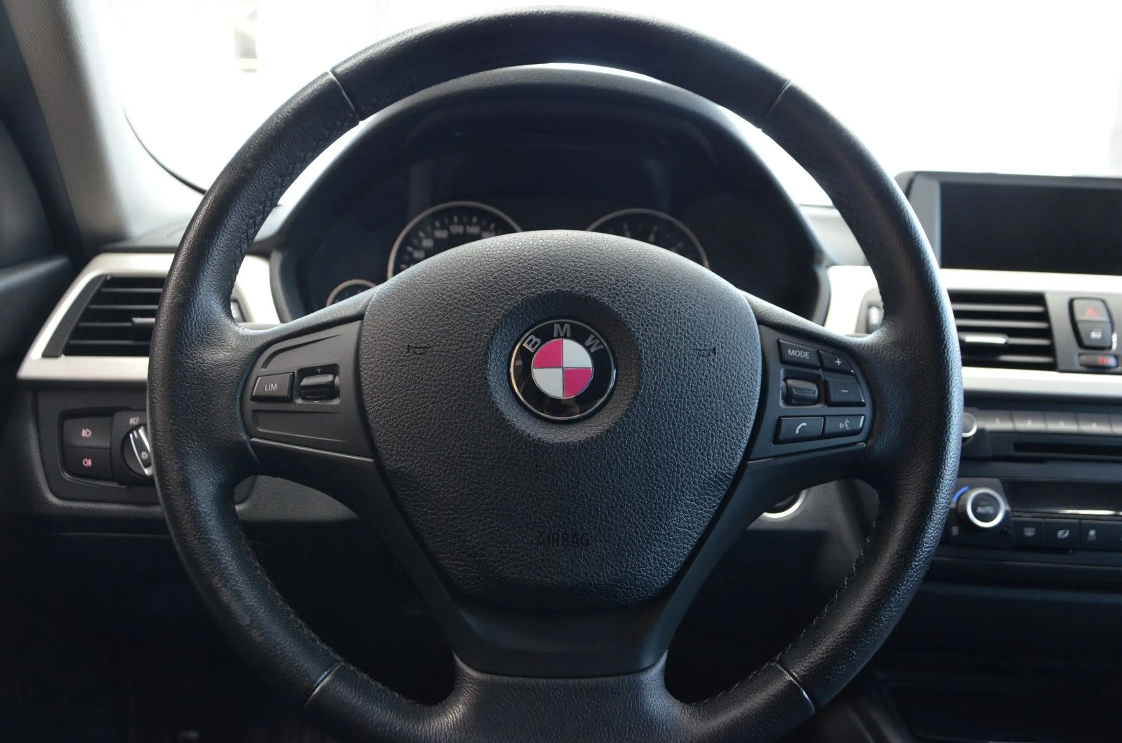BMW 316 i Limousine *BLICKFANG*NAVI*XENON*BI-XENON* — photo 12
