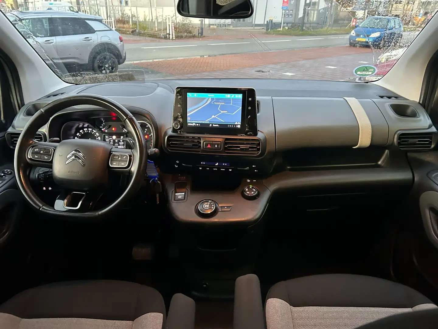 Citroen Berlingo 1.2 PureTech Shine AUT|Clima|Cruise|NAVIGATIE Grijs - 2