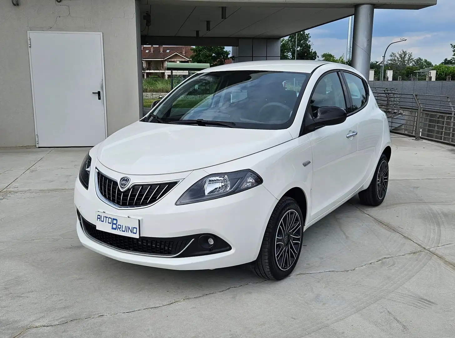 Lancia Ypsilon 1.0 FireFly 5 porte S&S Hybryd Gold con BONUS EAS Bianco - 1