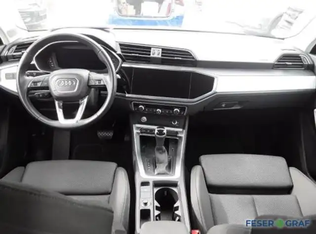 Audi Q3 view 7