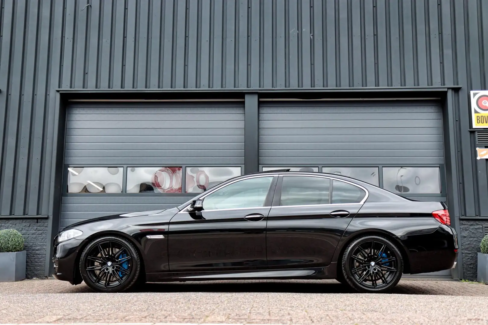 BMW 550 5-serie 550i High Executive /SCHUIFDAK/SOFT-CLOSE/ Zwart - 2