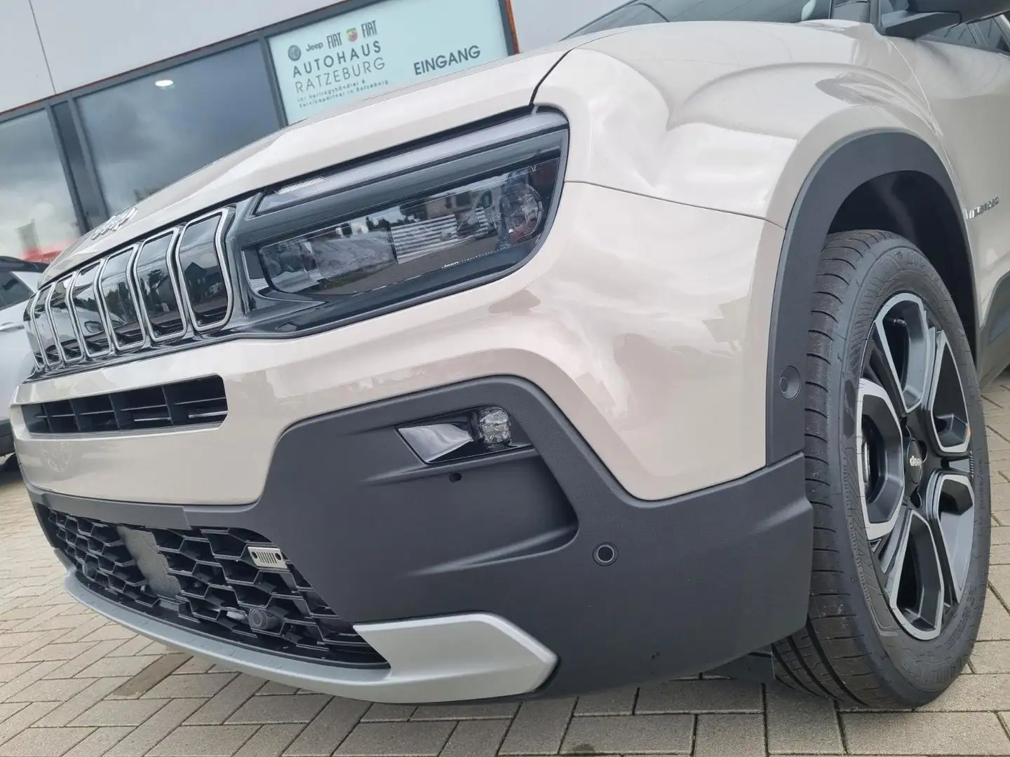 Jeep Avenger e-Hybrid MY24 Summit 1.2l T3 48V Grau - 2