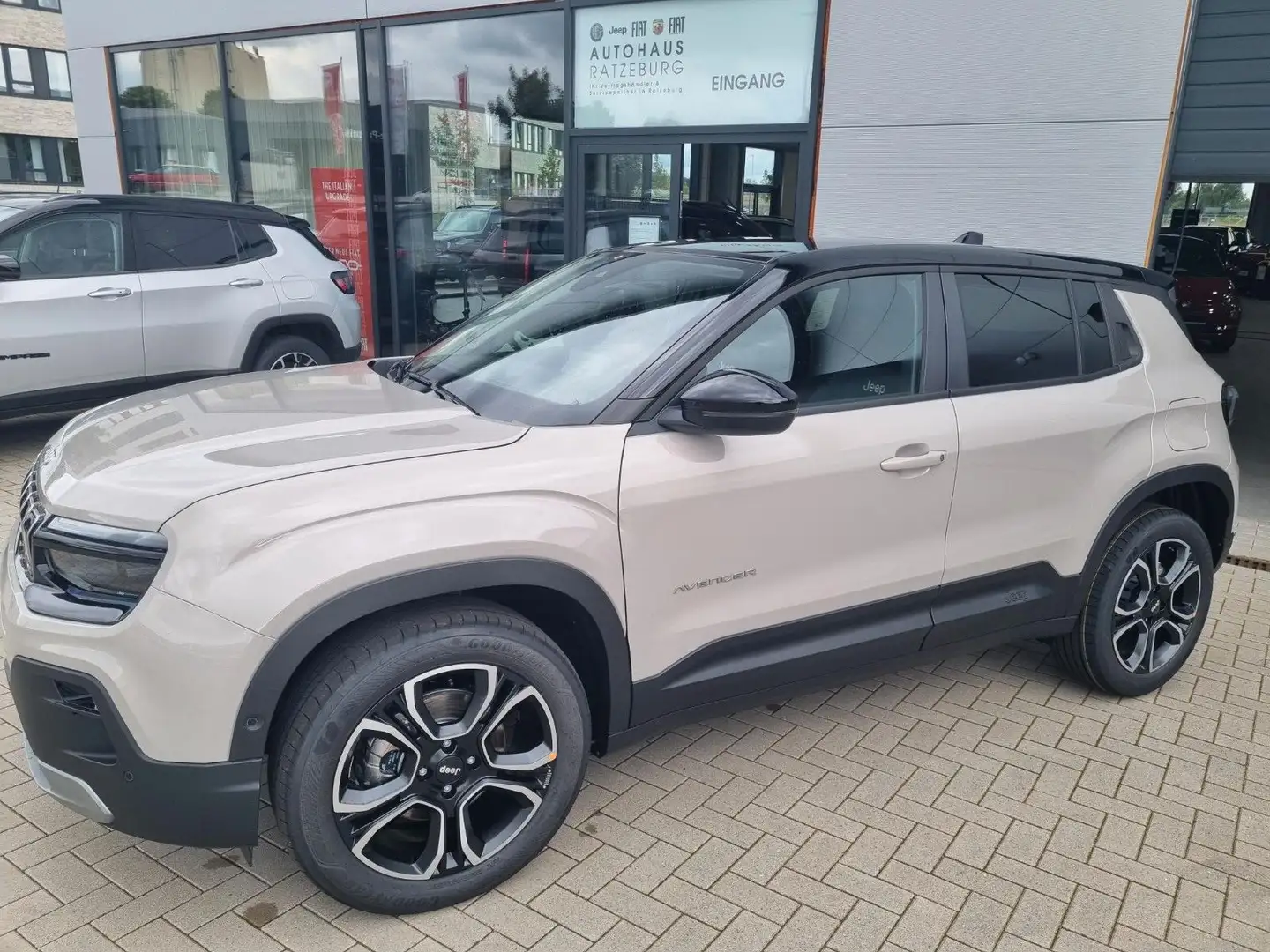 Jeep Avenger e-Hybrid MY24 Summit 1.2l T3 48V Grau - 1