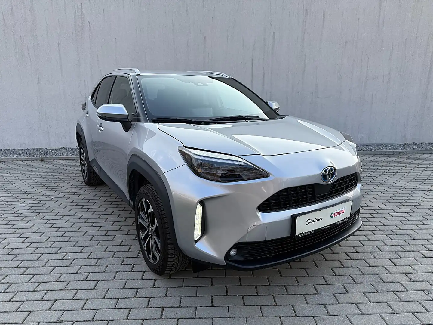 Toyota Yaris Cross 1,5 VVT-i Hybrid Active Drive Aut. Silber - 1