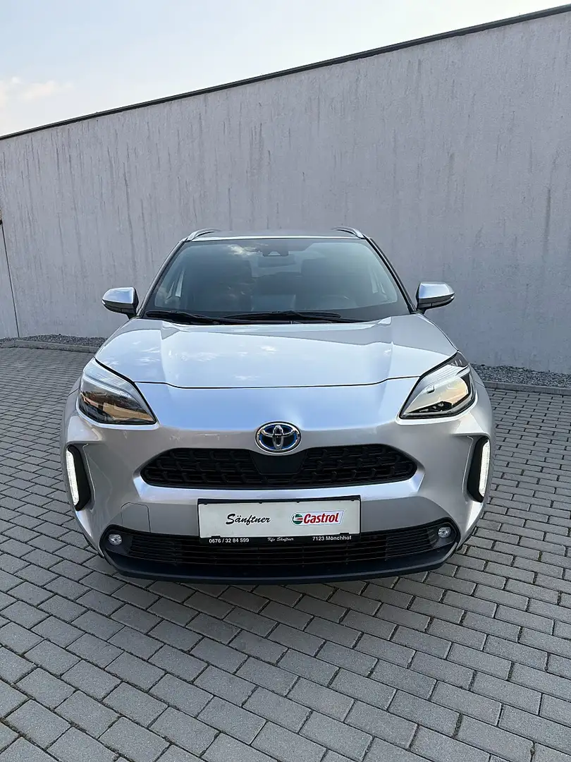 Toyota Yaris Cross 1,5 VVT-i Hybrid Active Drive Aut. Silber - 2