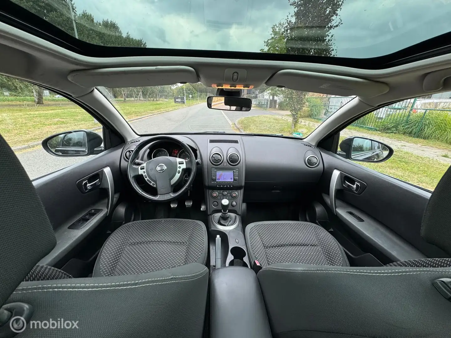 Nissan Qashqai 2.0 Connect Edition Pano Navi 6Versnelling Zwart - 2