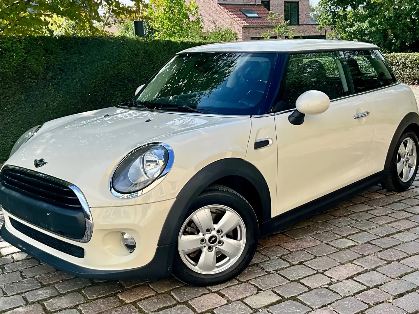MINI One 1.2i Automaat ### 77000 km ### Wit - 1