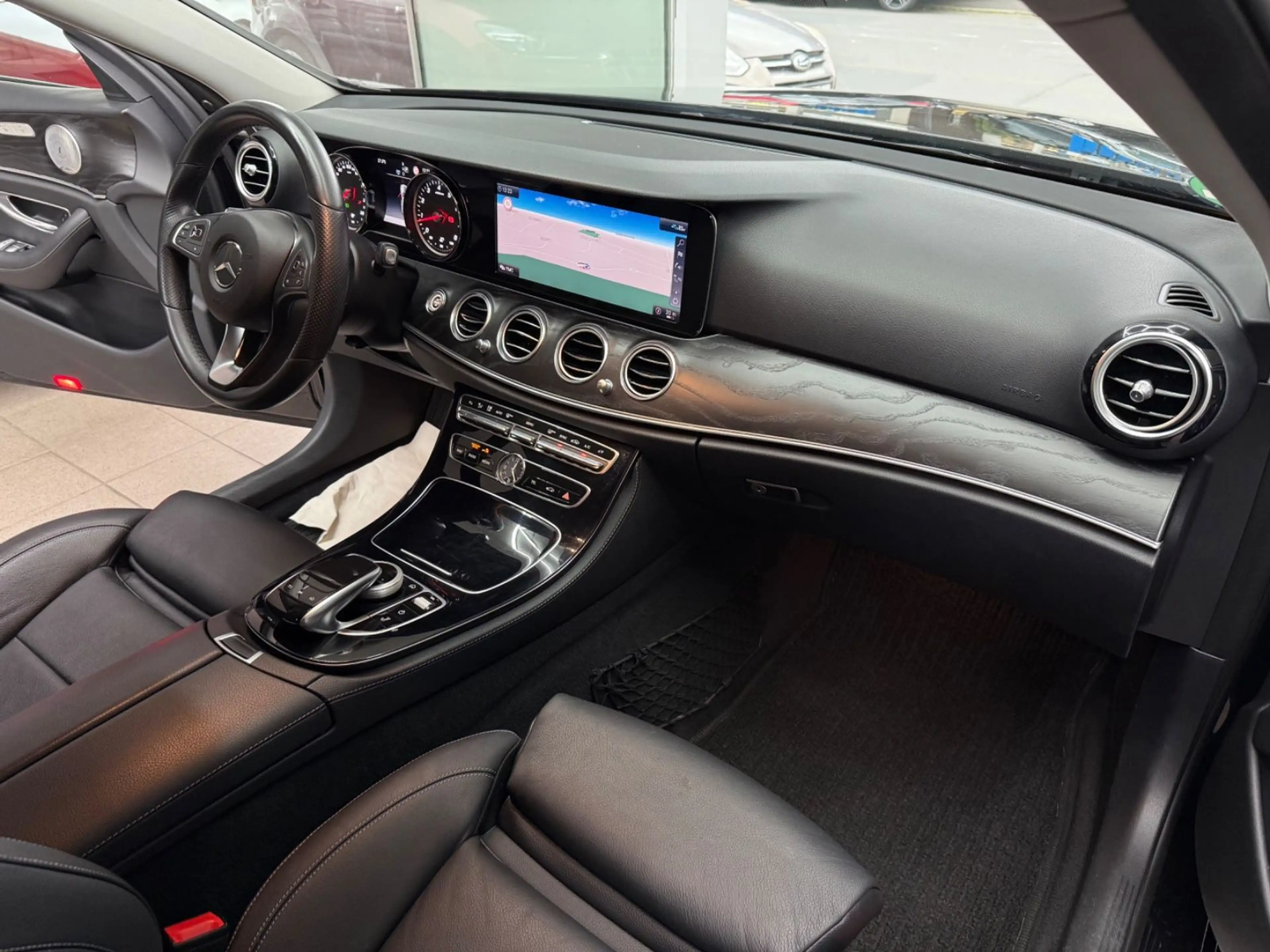Mercedes-Benz E 250 T Avantgarde LED AHK Kamera Burmester Lede — photo 12