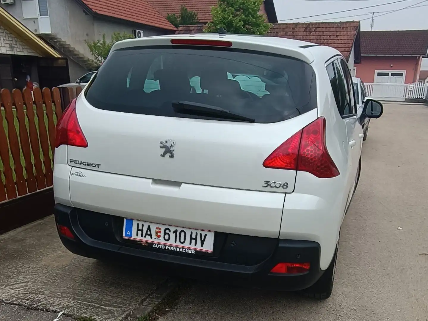 Peugeot 3008 1,6 16V THP Active Pro Weiß - 2