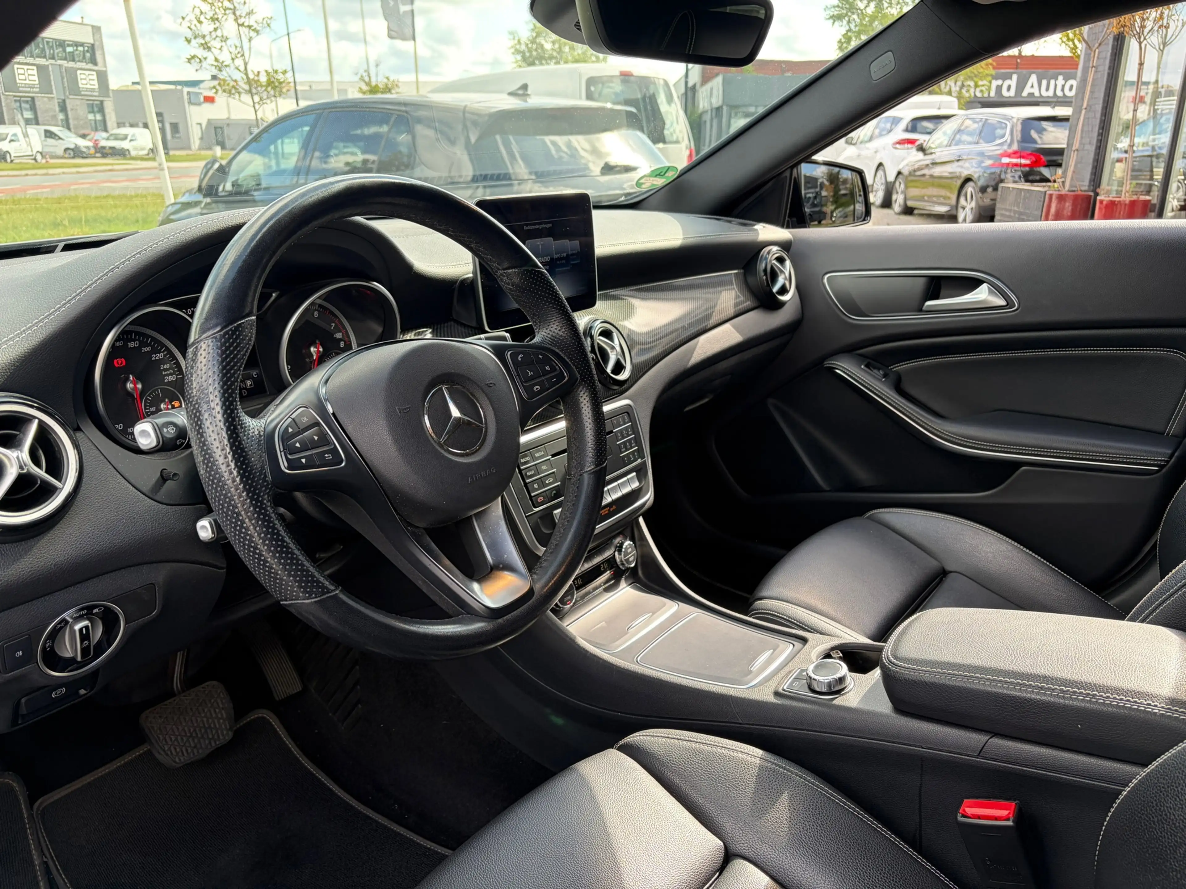 Mercedes-Benz GLA 180 Sport Edition Premium — photo 8