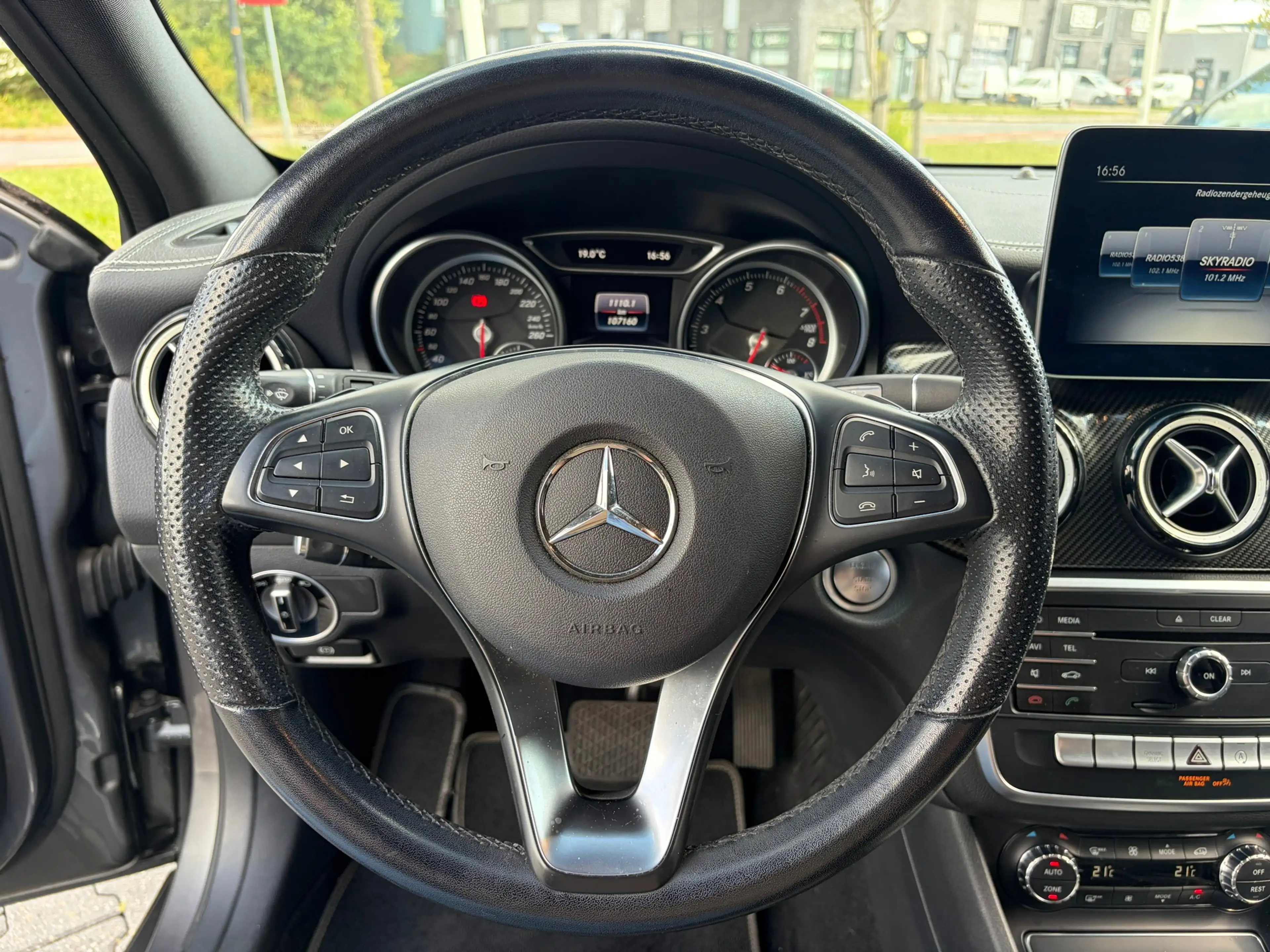 Mercedes-Benz GLA 180 Sport Edition Premium — photo 10