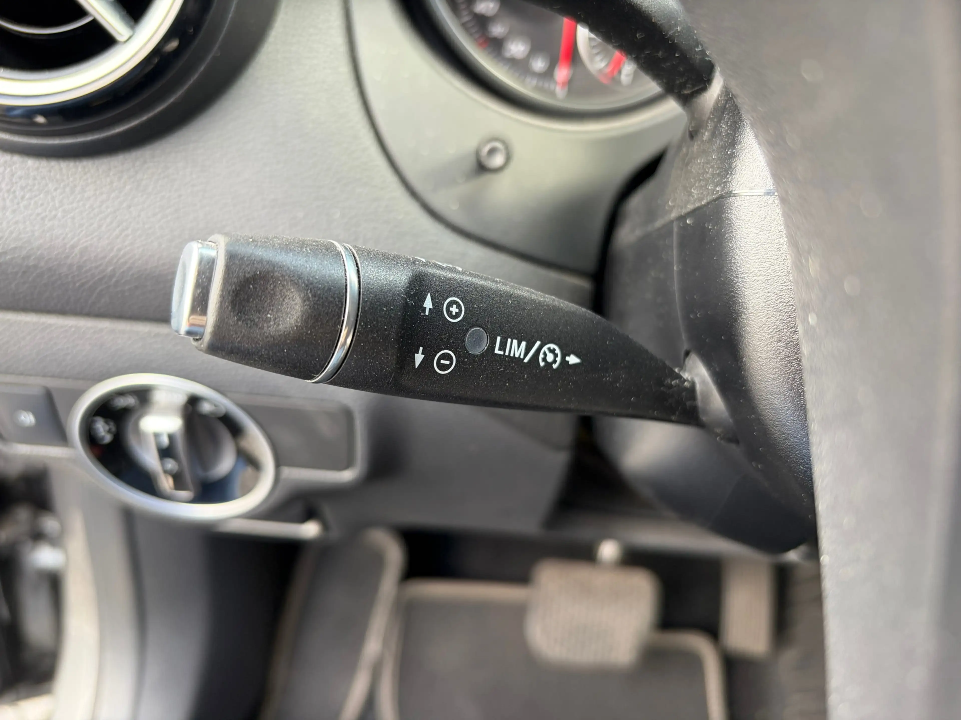 Mercedes-Benz GLA 180 Sport Edition Premium — photo 12