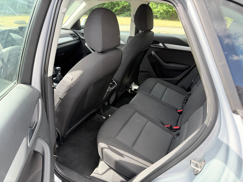 Audi Q3 Scheckheft Sitzheizung 2-Zonen Klima PDC Tempomat S-line Fahrwerk Xenon — photo 15