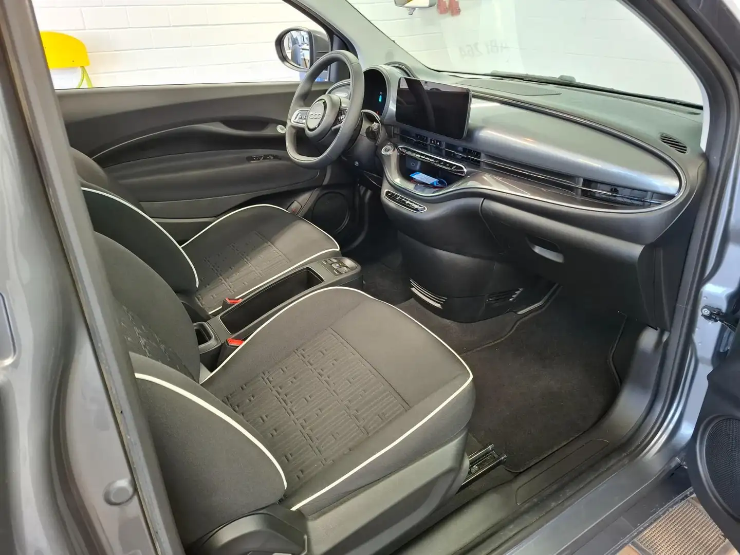 Fiat 500e Cabrio 118PS 42kWh Navi - Klimaautomatik Grau - 2