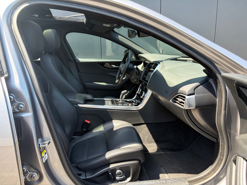 Jaguar XE 2.0 P250 Aut. Pano Leder Camera LED Carplay Androi — photo 3