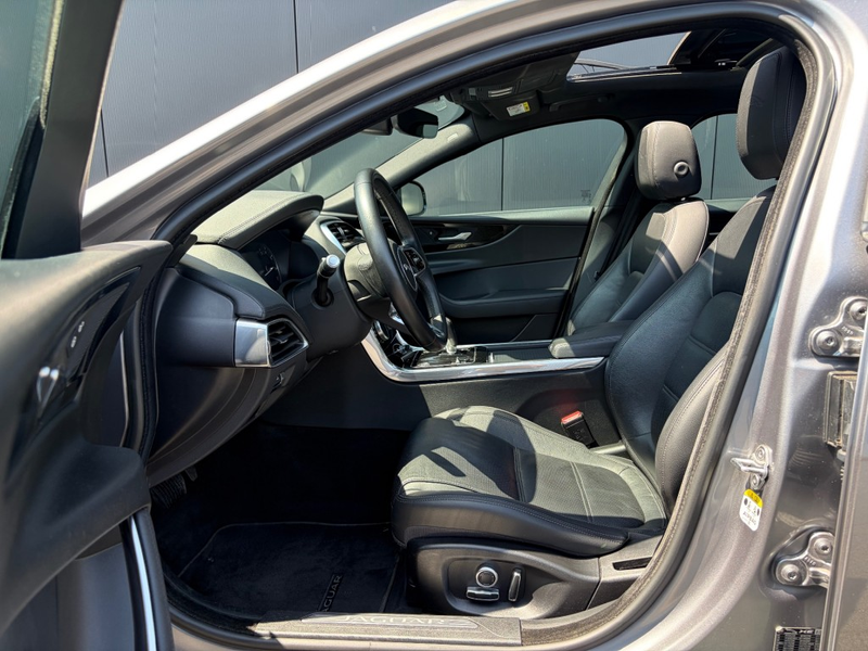 Jaguar XE 2.0 P250 Aut. Pano Leder Camera LED Carplay Androi — photo 11