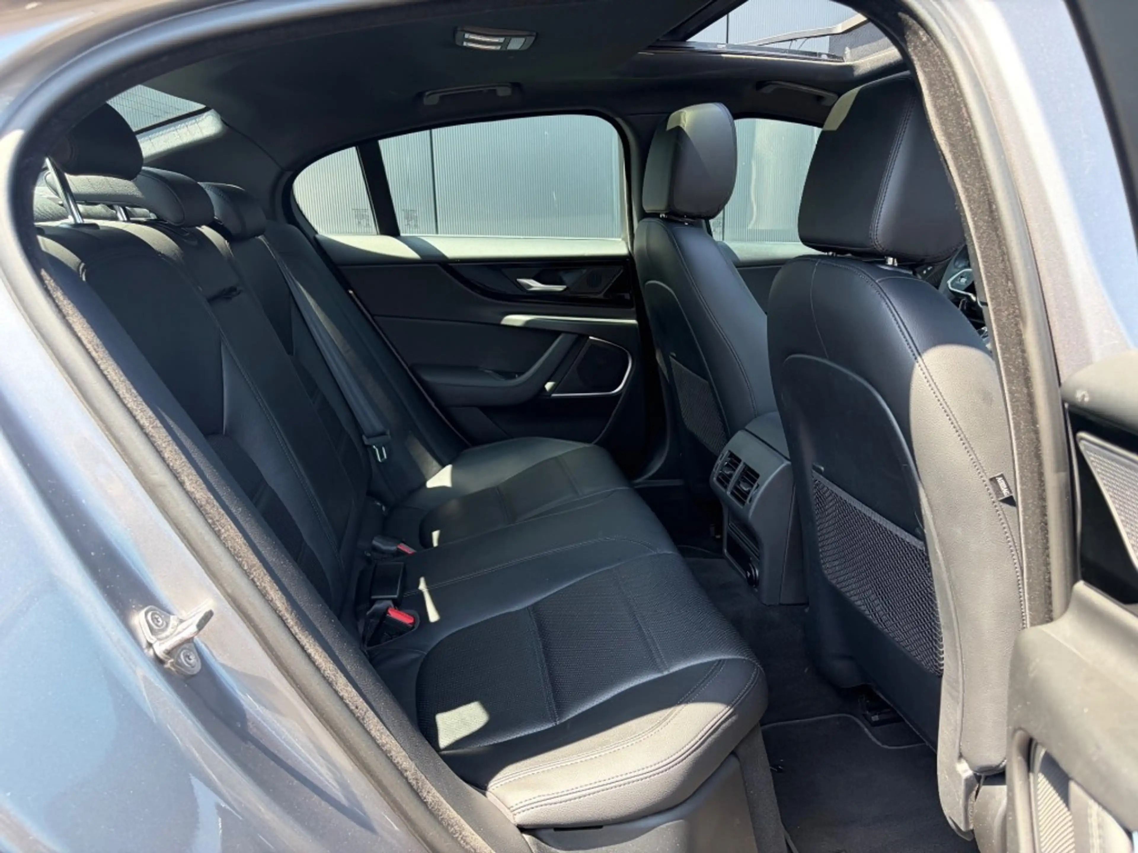 Jaguar XE 2.0 P250 Aut. Pano Leder Camera LED Carplay Androi — photo 4