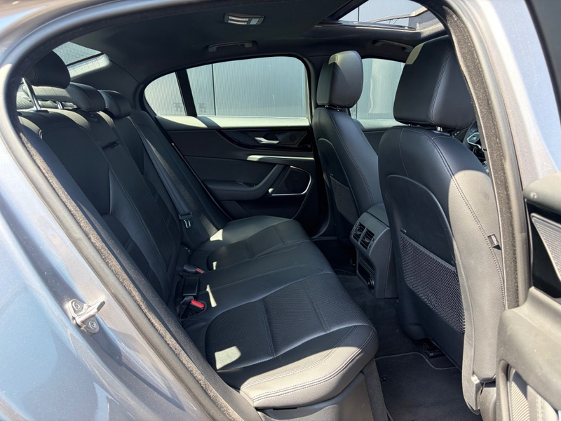 Jaguar XE 2.0 P250 Aut. Pano Leder Camera LED Carplay Androi — photo 4