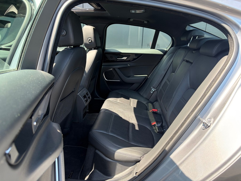 Jaguar XE 2.0 P250 Aut. Pano Leder Camera LED Carplay Androi — photo 12