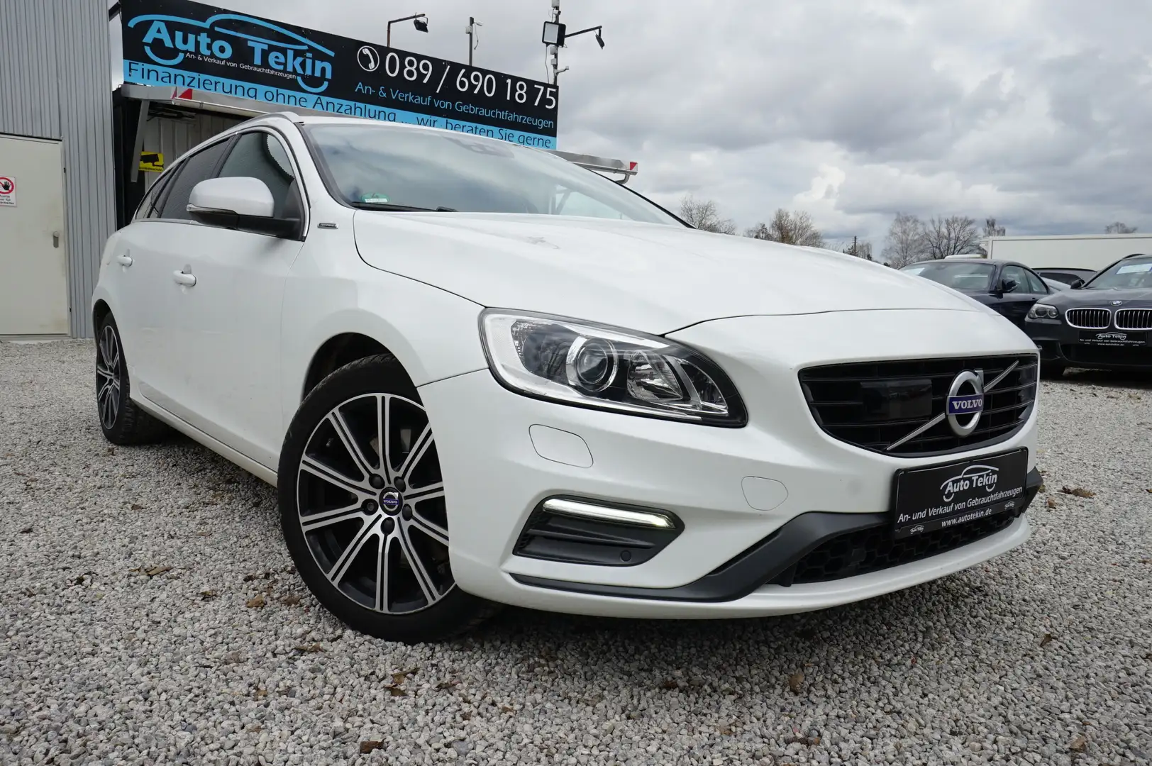 Volvo V60 D6 AWD Twin Engine Momentum R-Design Hybrid Weiß - 1