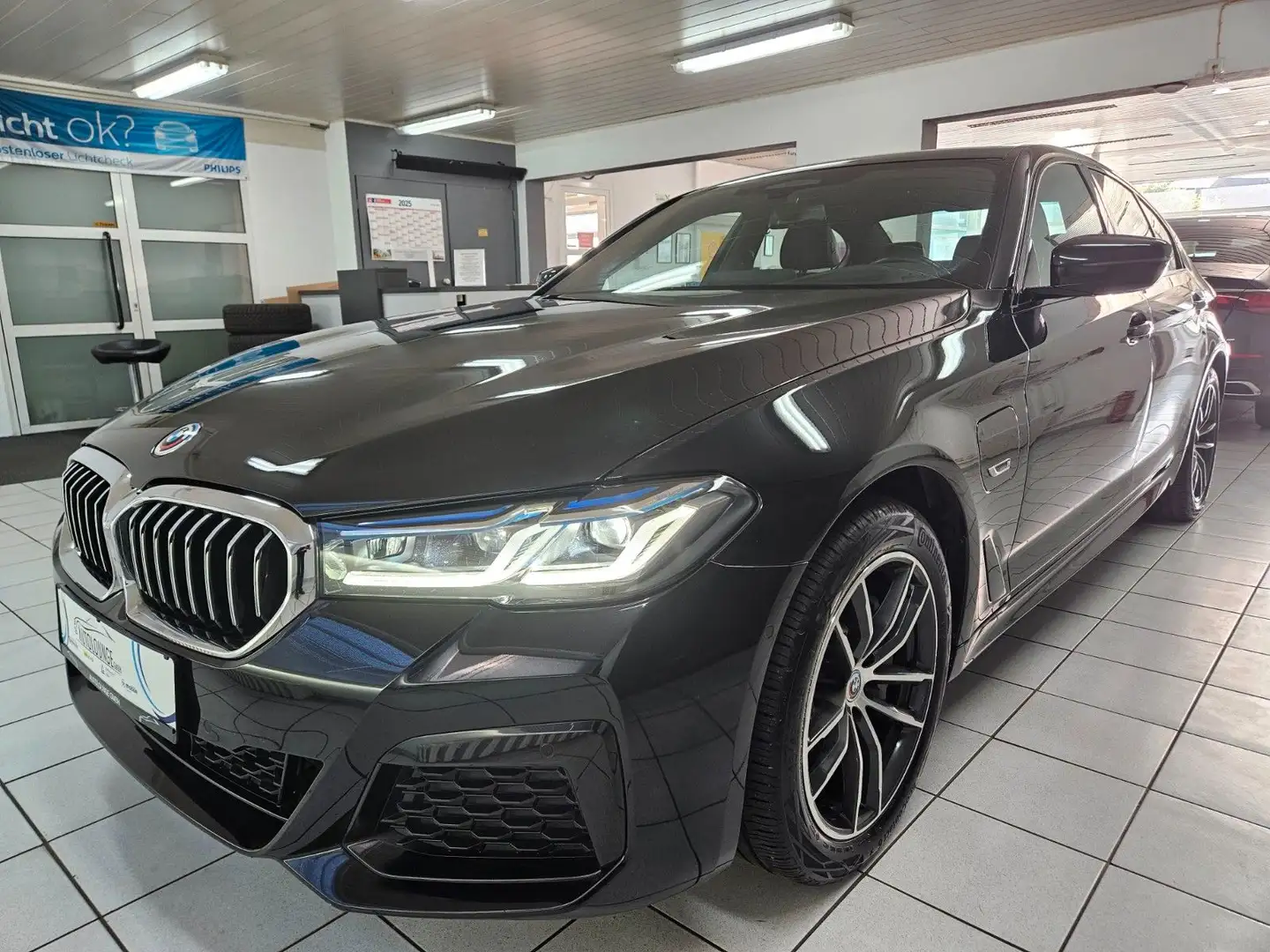 BMW 530 e Lim. M Sport AUT.*LEDER*SHZ*NAVI*PDC*CAM* Černá - 2
