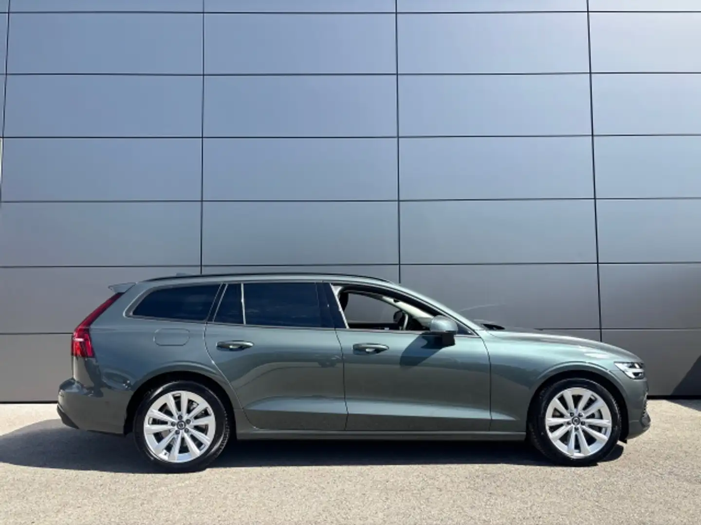 Volvo V60 T6 eAWD Plug-in-Hybrid Core Grün - 2