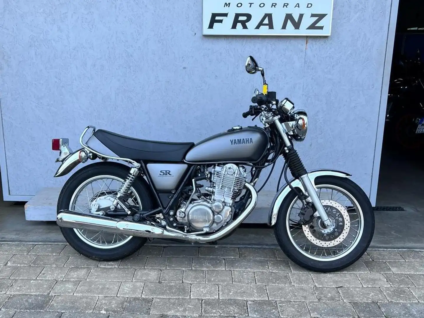 Yamaha SR 400 Grau - 1