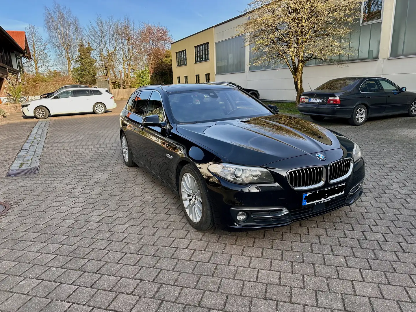 BMW 530 530d xDrive Touring Aut. Luxury Line Schwarz - 2