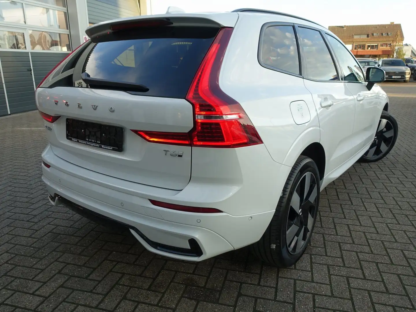Volvo XC60 Plus T6 AWD Plug-in Hybrid/Pano/AHK/H&K/BLS Weiß - 2