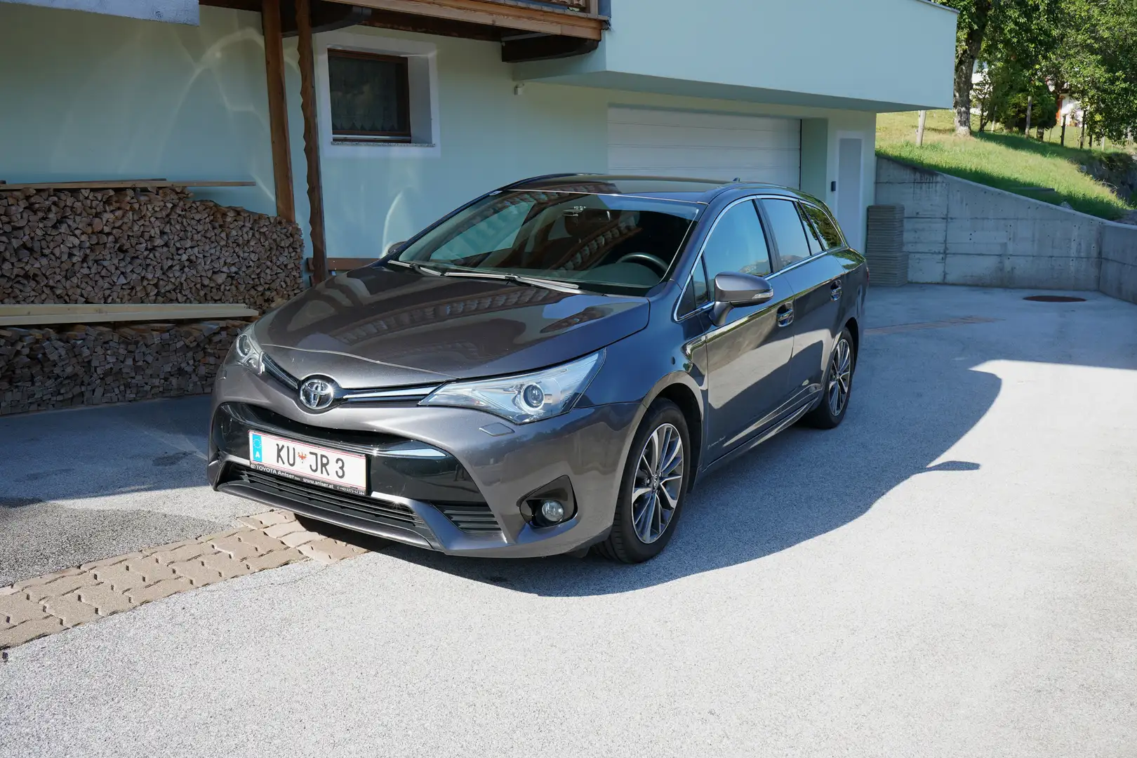 Toyota Avensis 1,6 D4-D Active Grau - 1