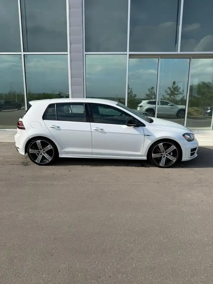 Volkswagen Golf R снимка Volkswagen Golf R