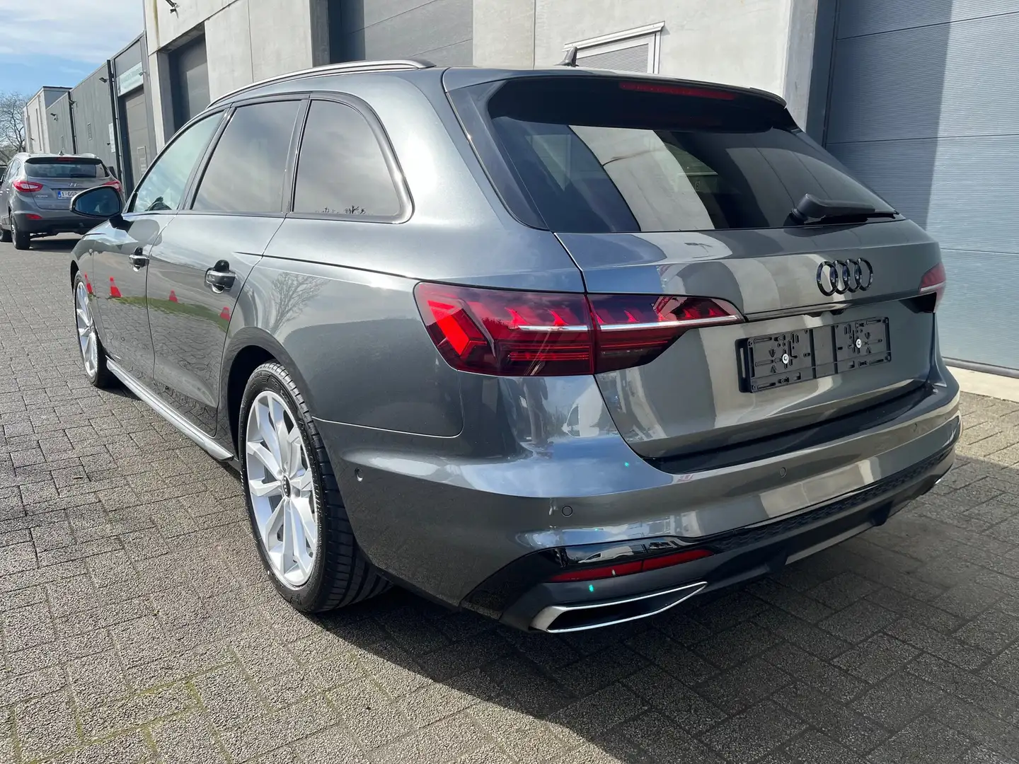 Audi A4 TDi MHEV Blackline S-line(in+out) S-tronic*360° Grijs - 2