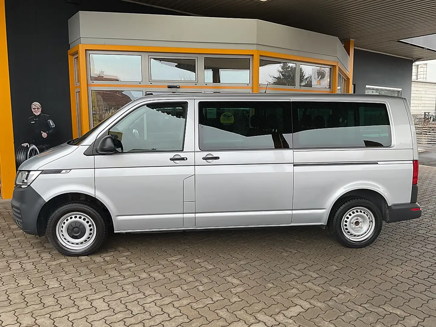 Volkswagen T6.1 Kombi LR 2,0 TDI**STHZ*GROßE KLIMA*PDC** Silber - 2