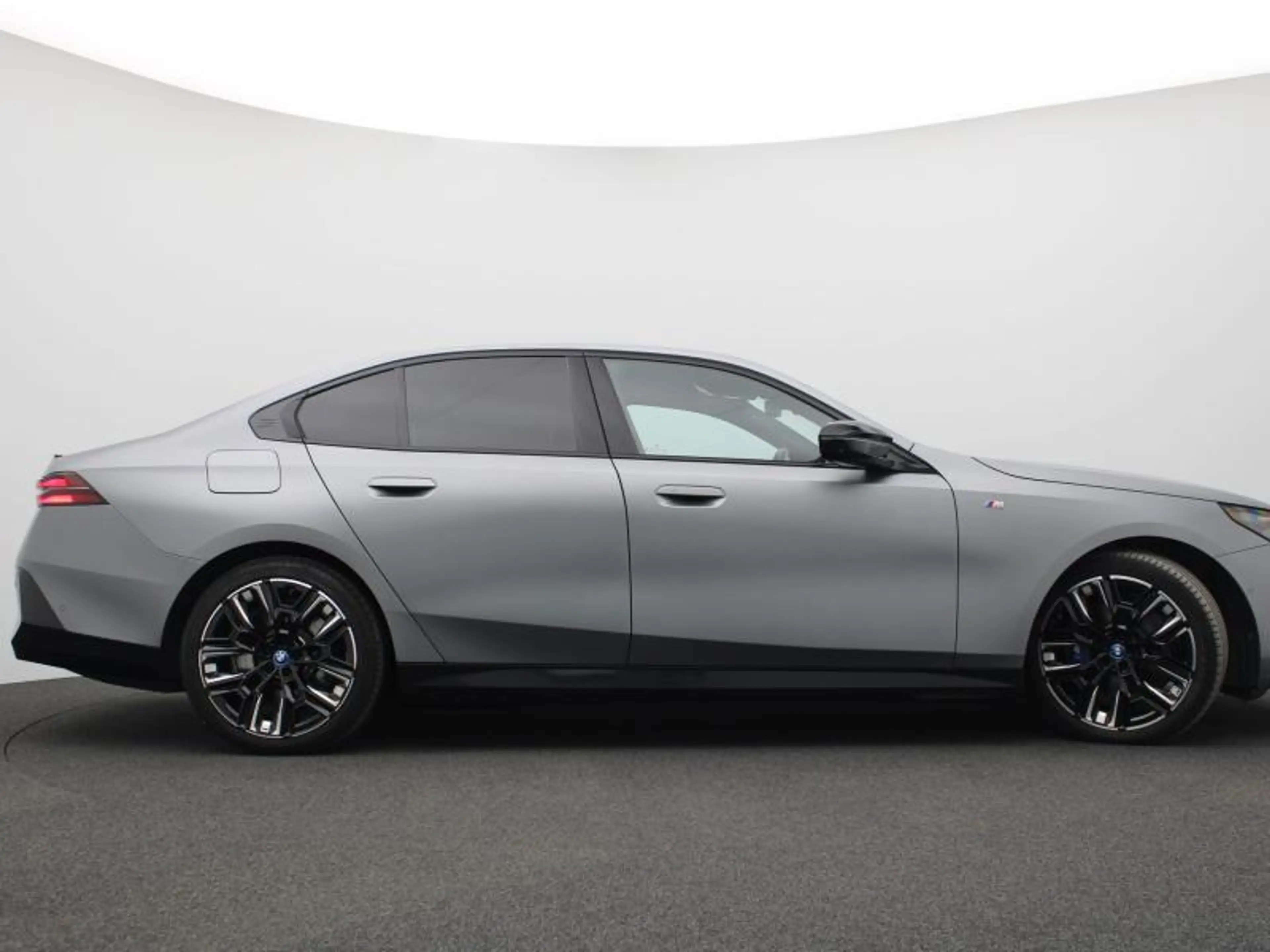 BMW i5 M60 xDrive - FROZEN GREY - FULL — photo 3