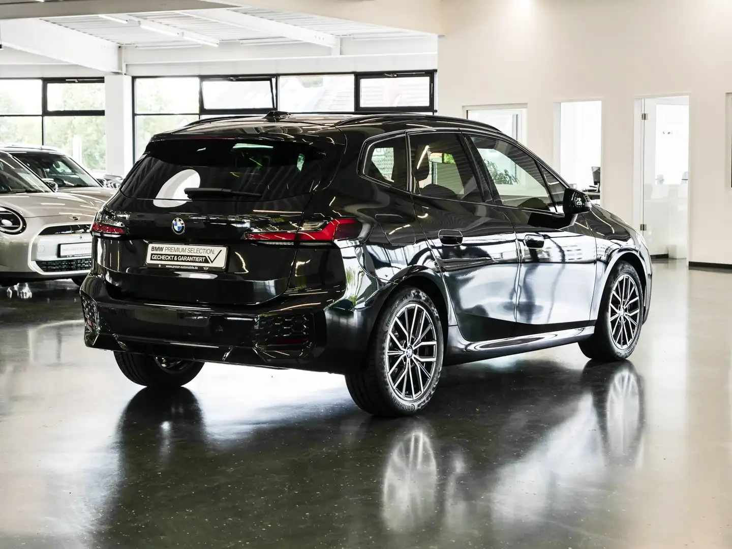 BMW 223 i M-Sport Aut Nav HuD LED Pano h&k Komfzg Schwarz - 2