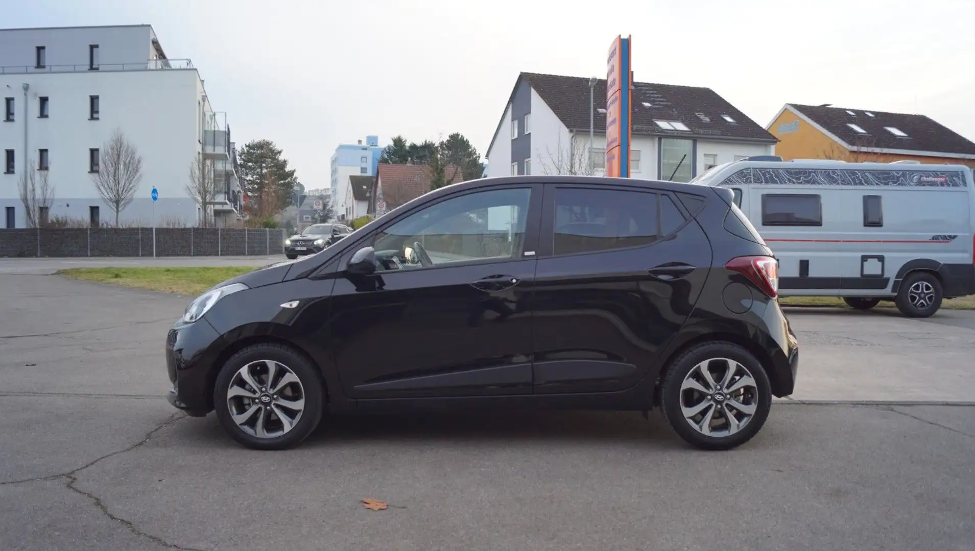 Hyundai i10 1.2 "Passion" Klima-Aut+PDC+Temp+SHZ&Lenk+BT Noir - 2