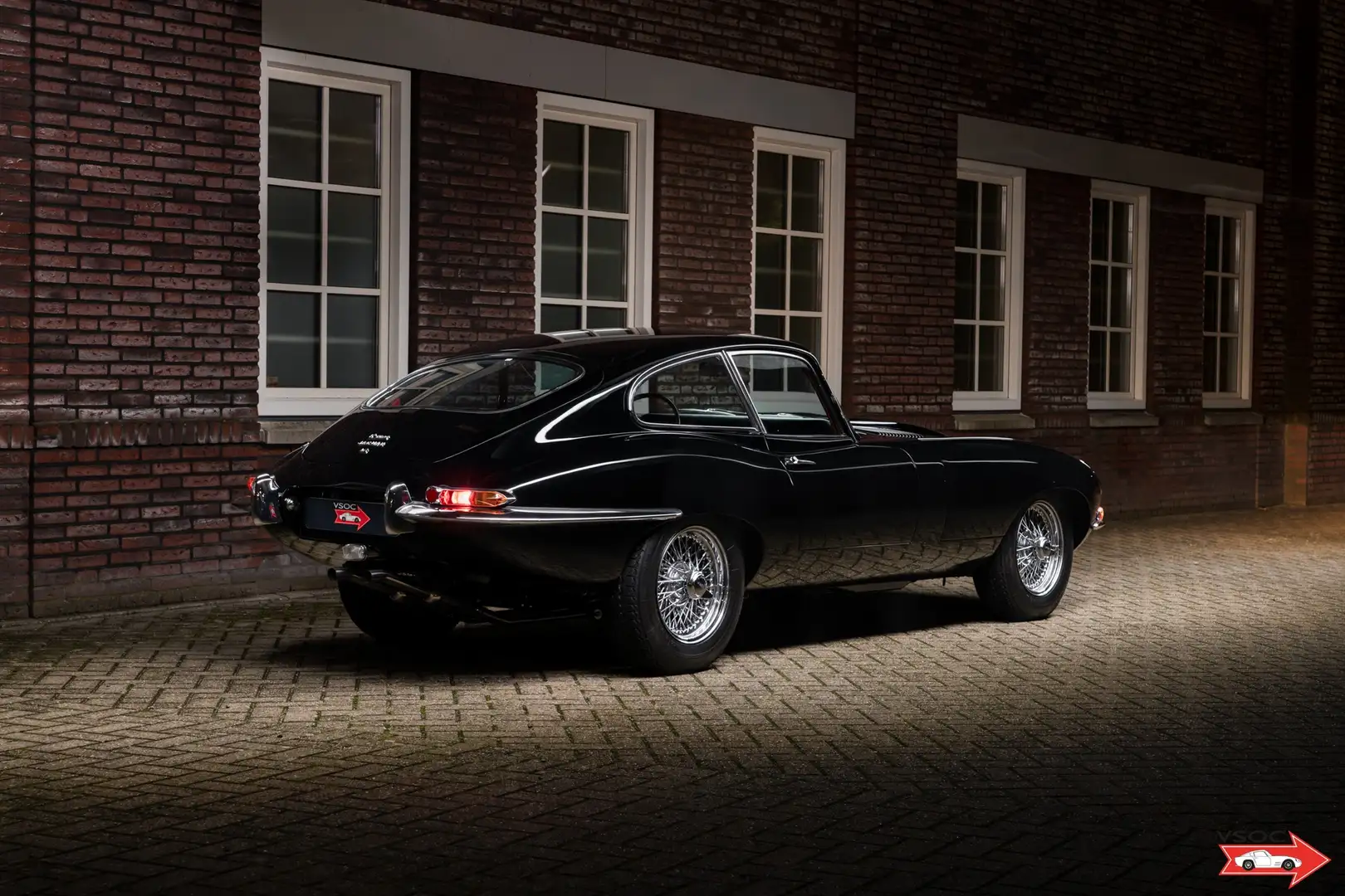 Jaguar E-Type SI 4.2 Litre - Matching nr. ground-up restoration. Noir - 2